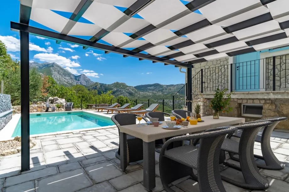 Villa tradicional de piedra de dos plantas, totalmente renovada