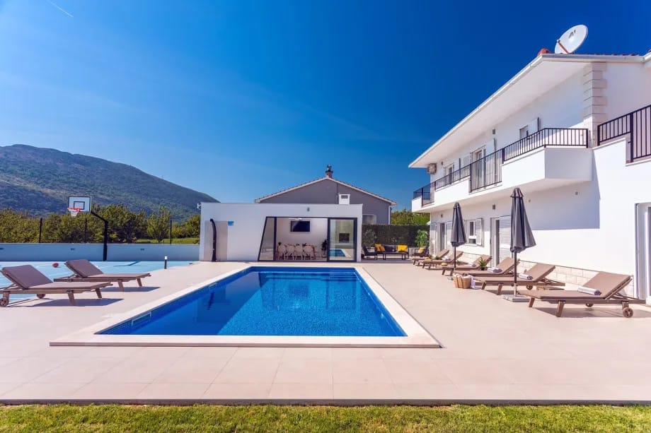 Private heated pool, summer kitchen with barbecue and dining area