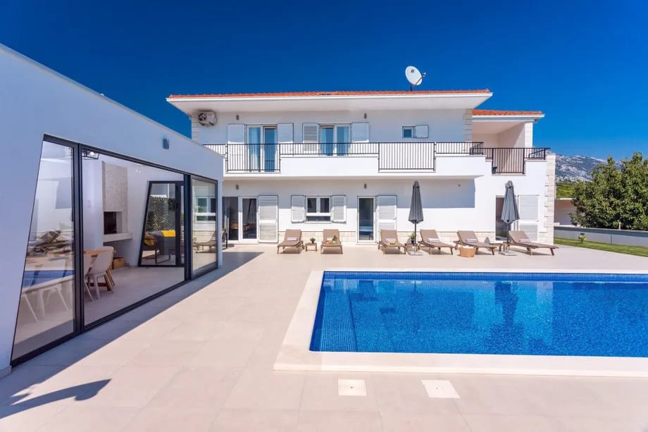 Villa Almic with heated pool, media room and playground court