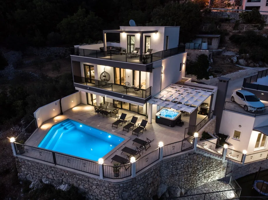 Villa Neda con piscina climatizada, bañera de hidromasaje, sauna, tres dormitorios y zona de juegos infantiles