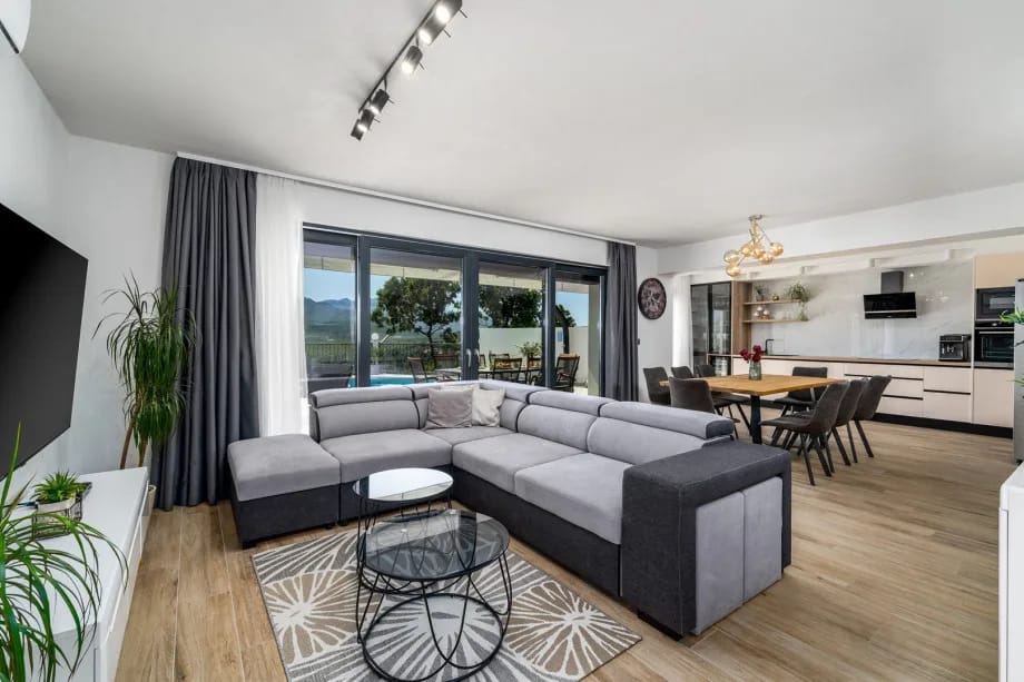 Living room with sofa bed, flat-screen TV and direct access to the pool area