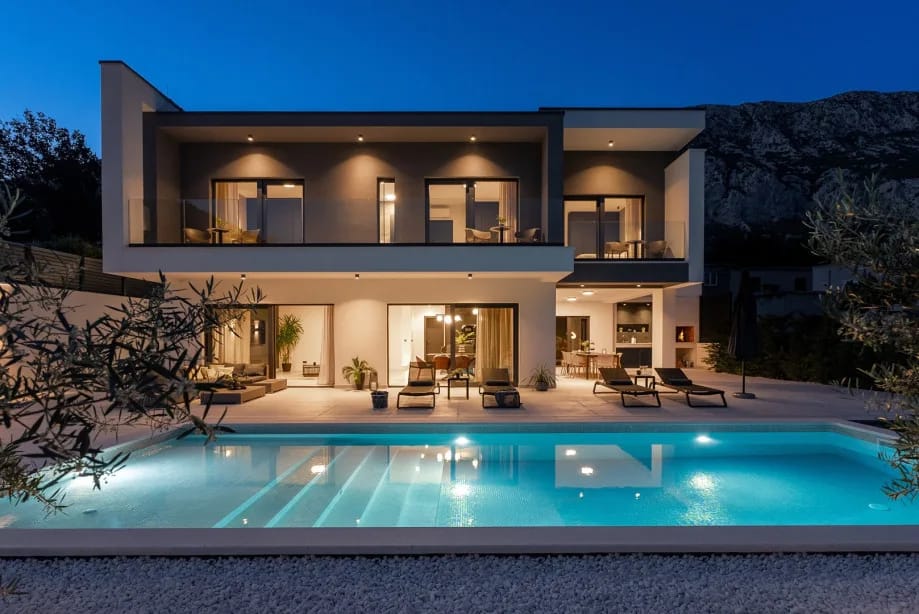 Villa Adventure con 3 dormitorios con baño privado, una sala multimedia y piscina privada, a 7 km de Omiš