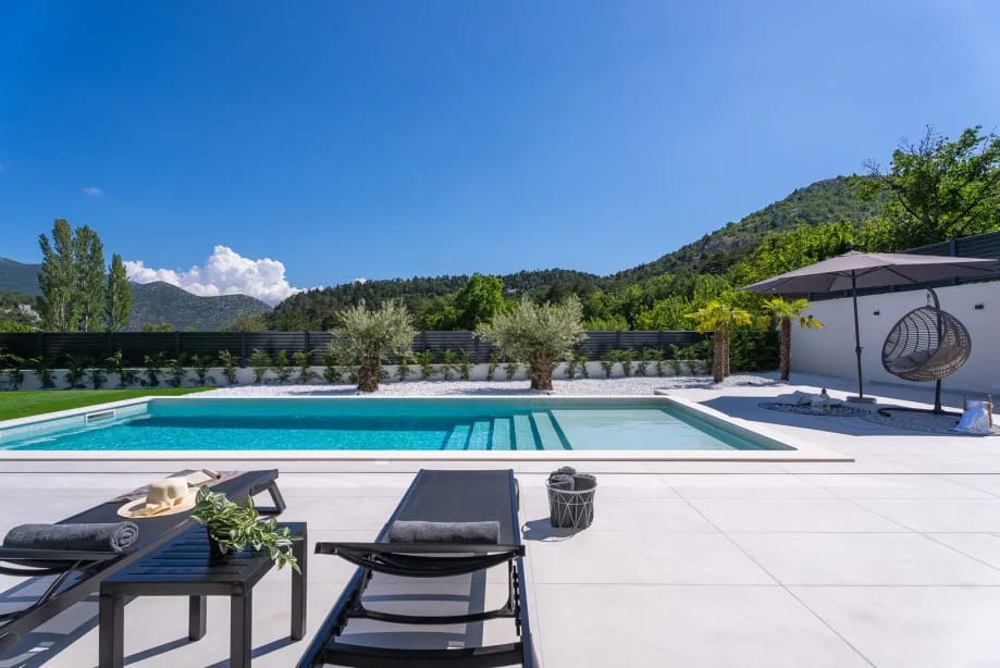 Una piscina climatizada de 40 metros cuadrados y una terraza para tomar el sol con seis cómodas tumbonas