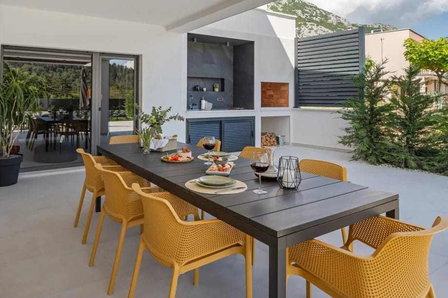 Un comedor cubierto con barbacoa