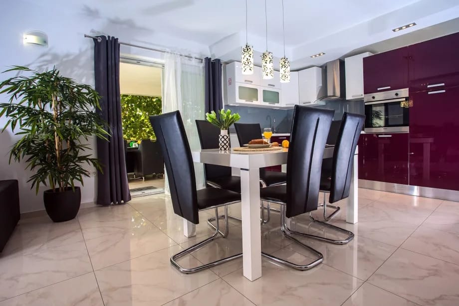 Mesa de comedor para 6 personas con cocina totalmente equipada