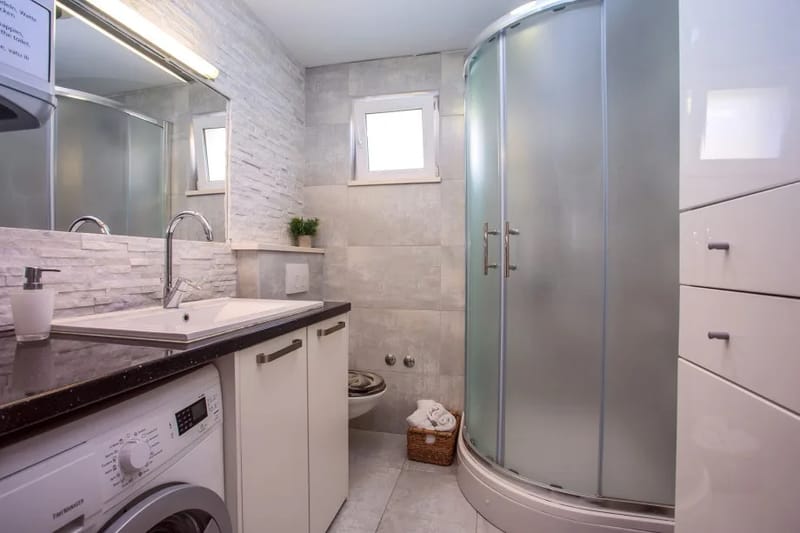 Baño con ducha y lavadora