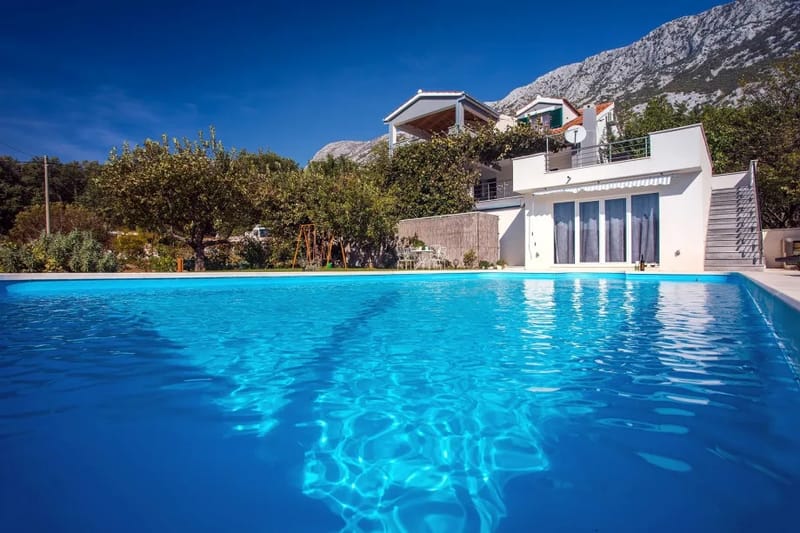 Enorme piscina de 10 m x 5 m frente a la villa