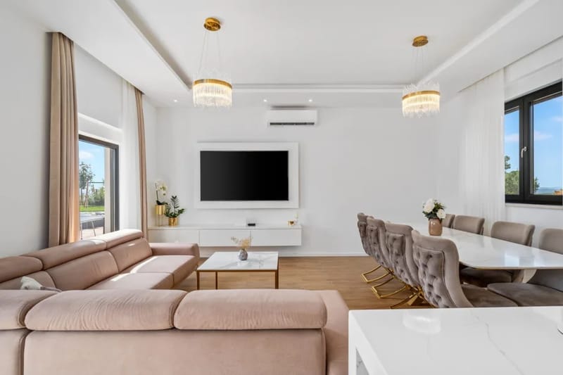 Salón con salida a la zona de la piscina; todo cuenta con aire acondicionado