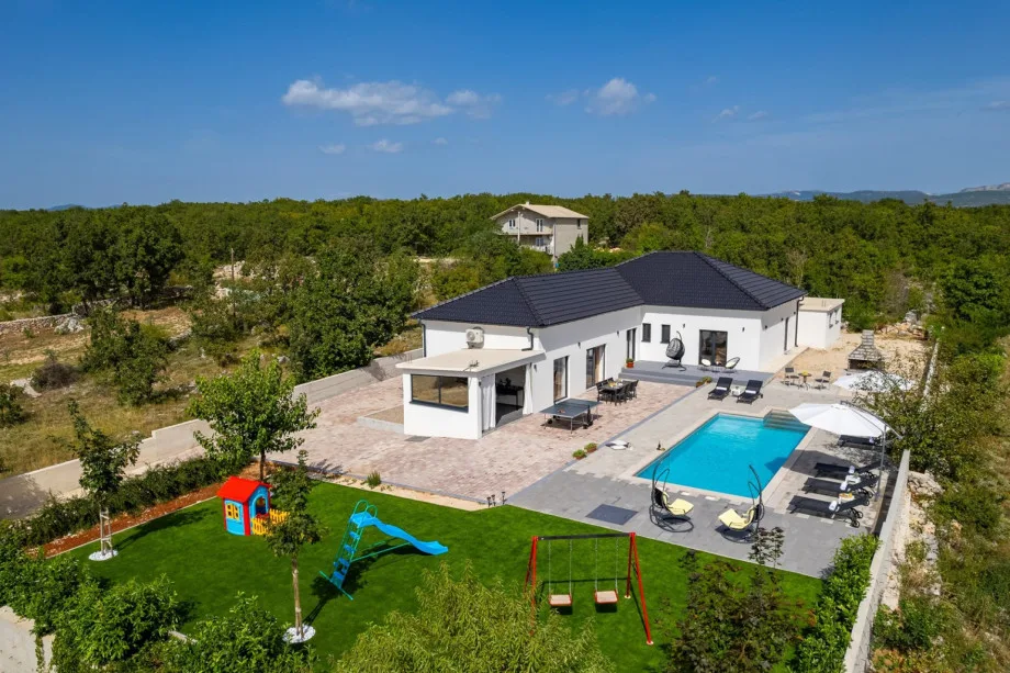 Villa Lukas - piscina climatizada de 44 m² con hidromasaje