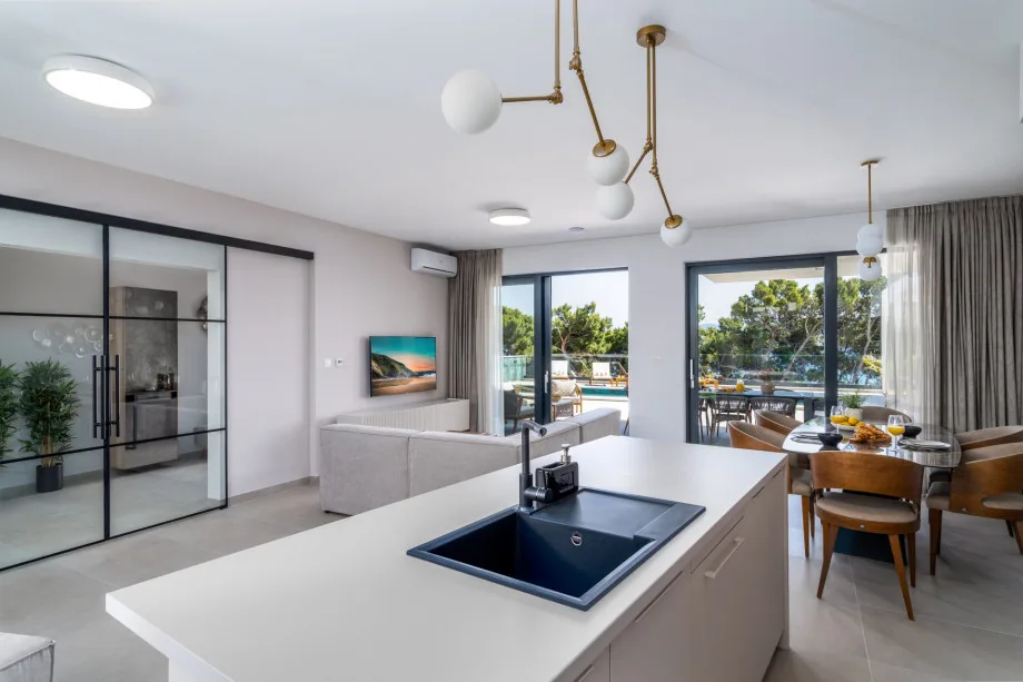 La planta baja ofrece una zona de estar con TV, wifi y aire acondicionado