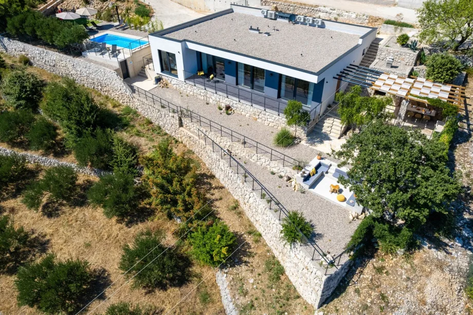 Villa with free WiFi, spacious living area, fully equipped kitchen, outdoor dining area and lounge corner