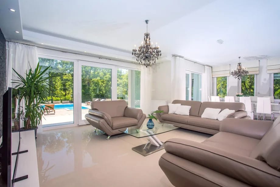 Salón muy cómodo con aire acondicionado, sofás confortables y zona de comedor