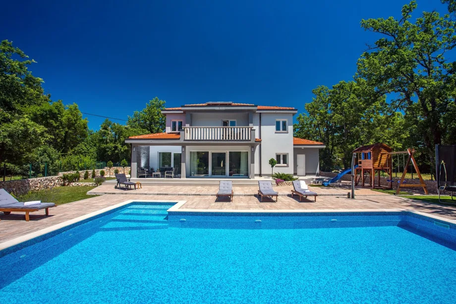 Piscina privada de 55 m² con una amplia zona de solárium con 11 tumbonas