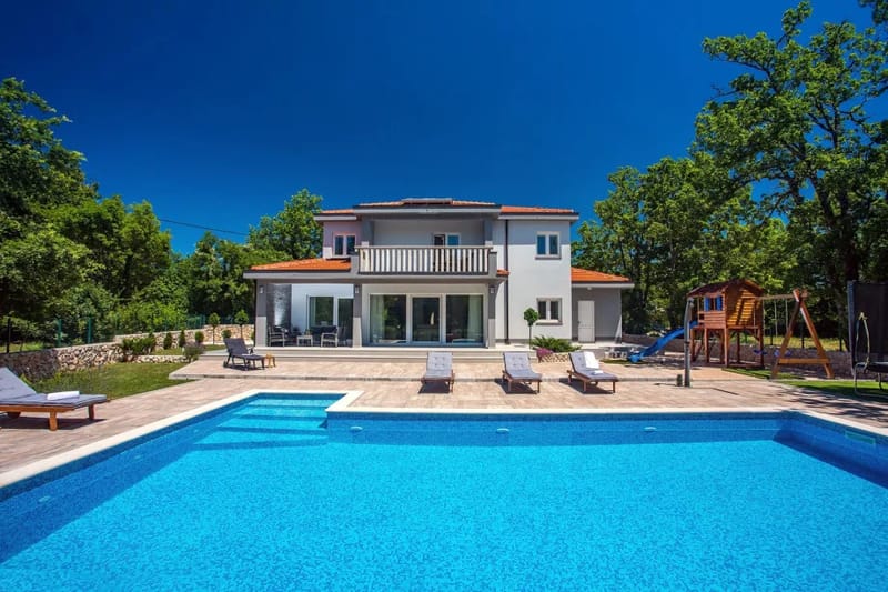 Private 55 sqm swimming pool with spacious sun deck area with 11 deck chairs