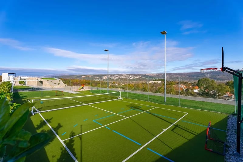 Pista multideportiva (minifútbol, tenis y baloncesto) con portería y canasta