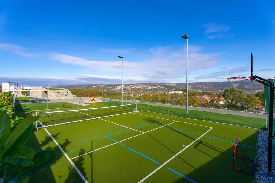 Pista multideportiva (minifútbol, tenis y baloncesto) con portería y canasta