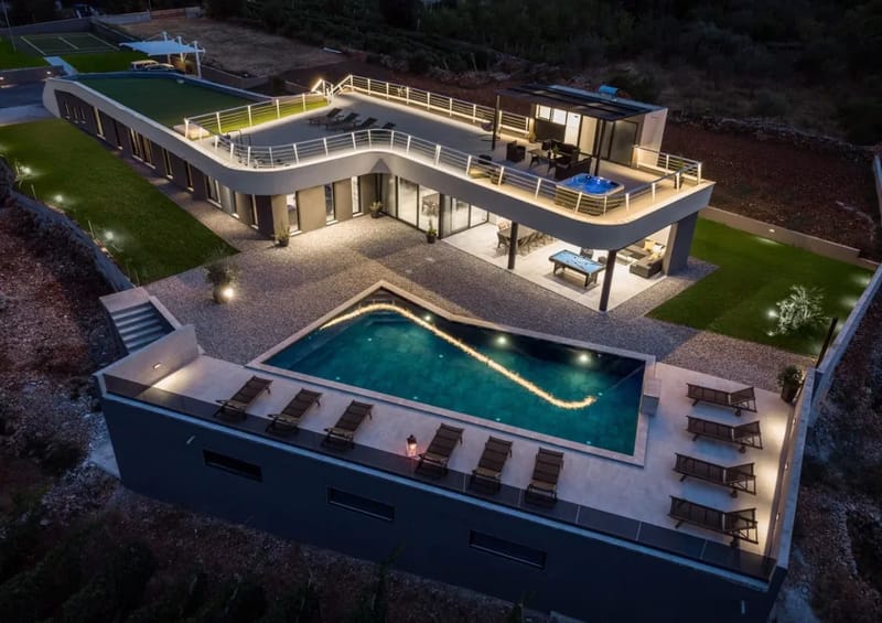 Villa Madre de lujo con 5 dormitorios con baño privado, piscina climatizada de agua mineral de 72 m², bañera de hidromasaje, gimnasio al aire libre y zona de juegos infantiles