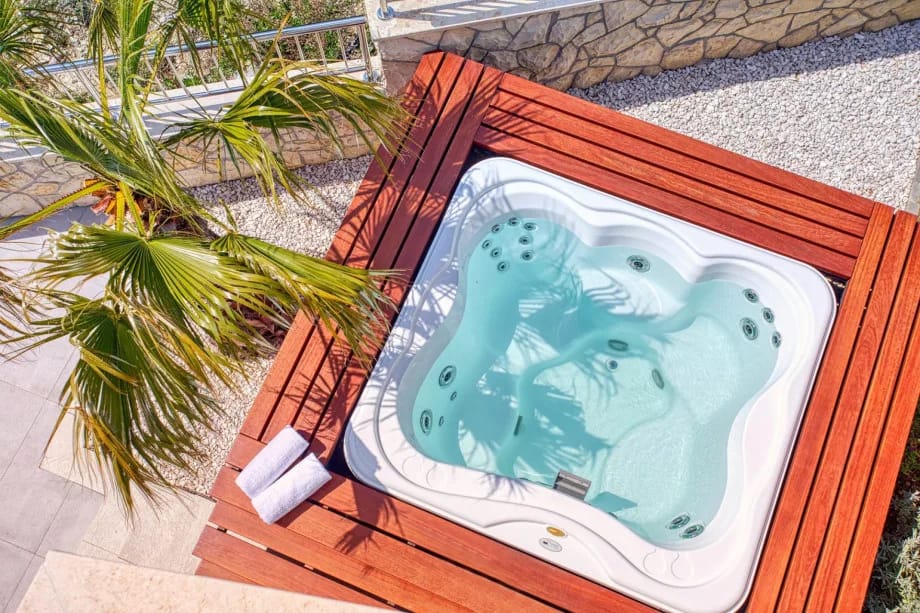 La zona exterior también ofrece un jacuzzi para 4 personas