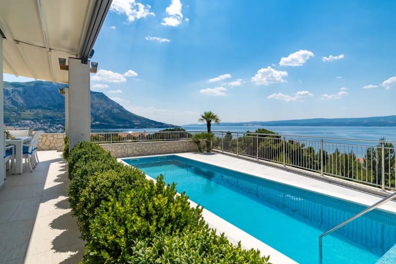 A heated private swimming pool 10m x 3m with counter-current swimming program and hydro-massage