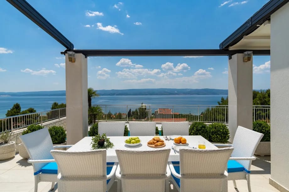Villa Marija ofrece un comedor al aire libre para 8 personas