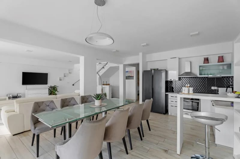 Cocina totalmente equipada con zona de comedor para 10 personas