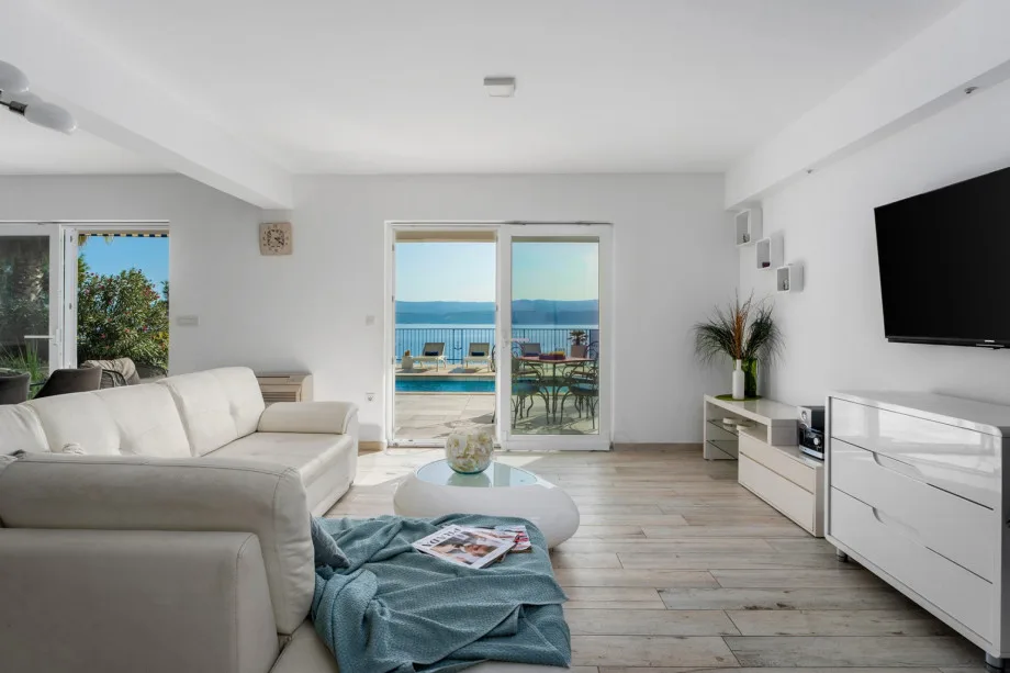 A living room with a flat-screen TV, free WiFi and game console PS5