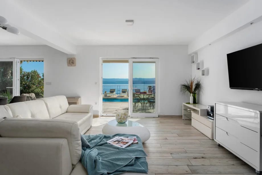 A living room with a flat-screen TV, free WiFi and game console PS5