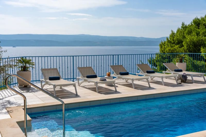 5 dormitorios, 5 baños, piscina privada climatizada de 29 m², vistas despejadas al mar