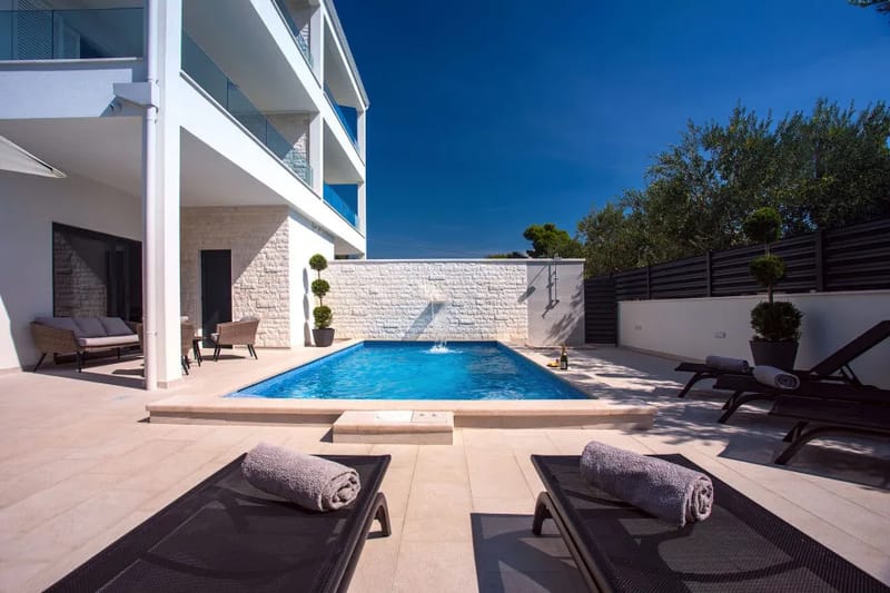 Piscina climatizada con funciones de masaje de 7,5 m x 3,5 m