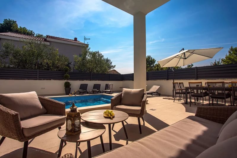 La zona de la piscina frente a la zona de estar