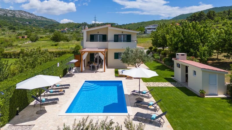 Villa ROKO con 4 dormitorios, piscina climatizada de 32 m², zona de juegos y un magnífico entorno