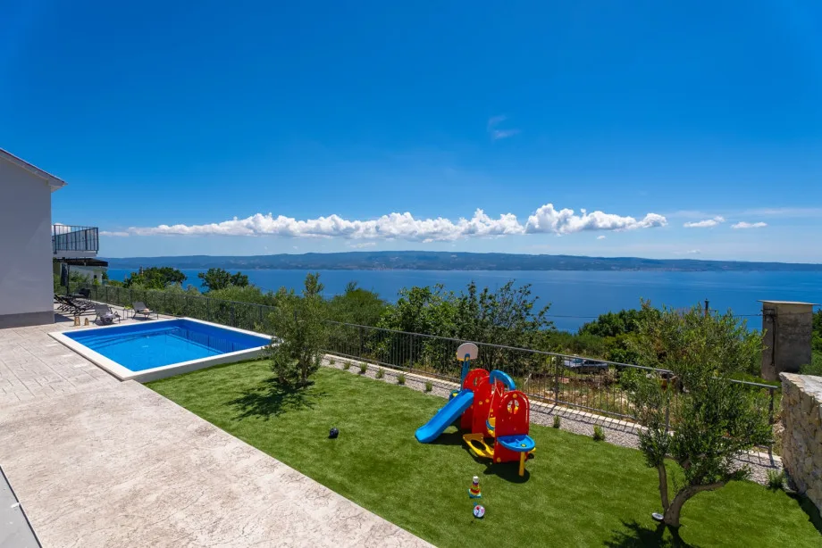 Zona de juegos infantiles al aire libre con tobogán y columpio