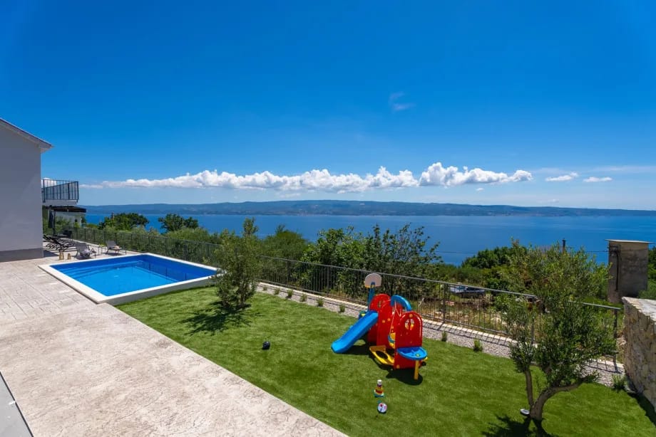 Zona de juegos infantiles al aire libre con tobogán y columpio