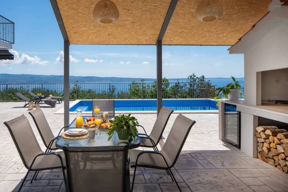 Zona de comedor al aire libre con barbacoa