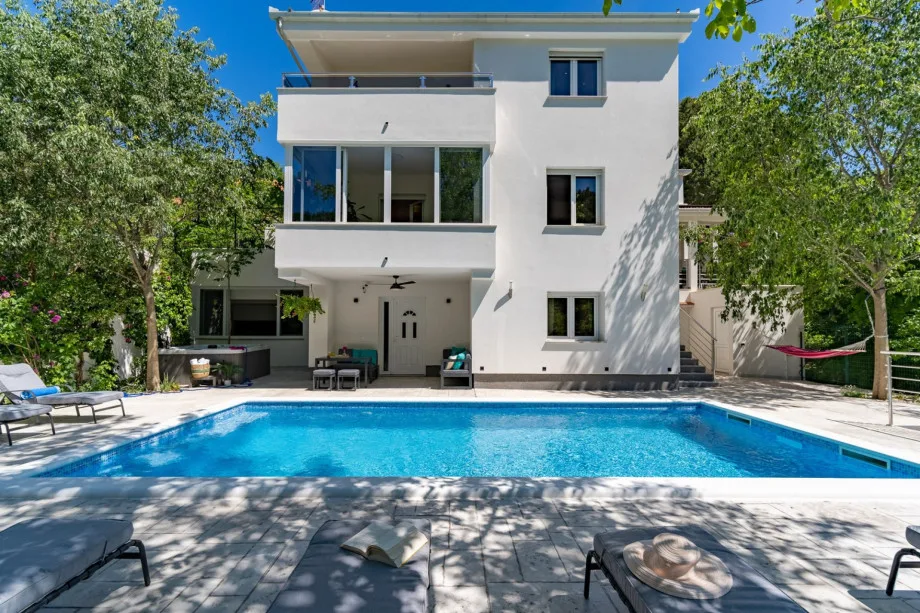 La zona exterior ofrece una piscina privada climatizada de 8,5 m × 4 m