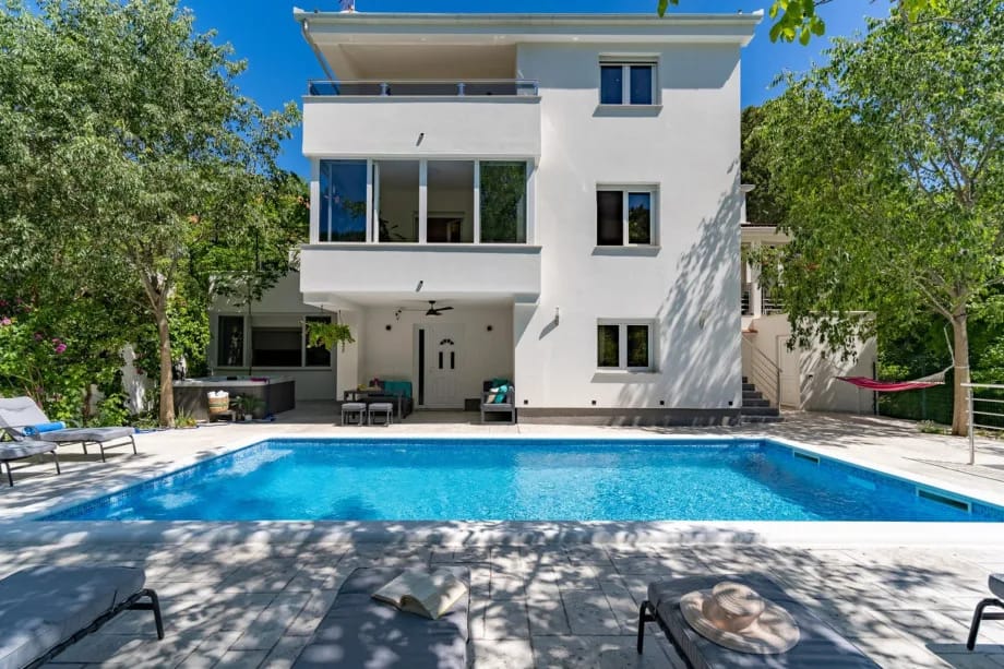 La zona exterior ofrece una piscina privada climatizada de 8,5 m × 4 m
