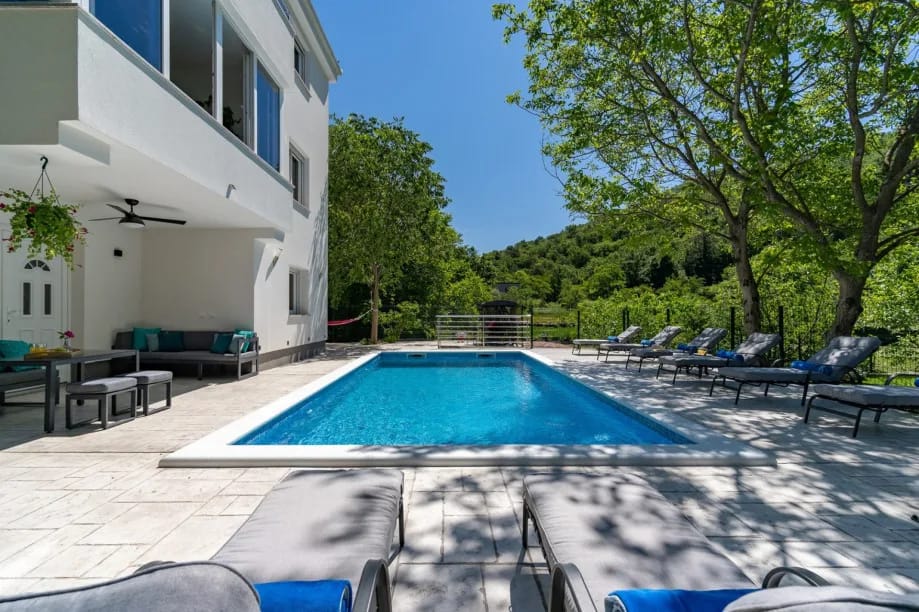 Villa con 4 dormitorios, 3 baños, cocina de verano, piscina privada y un estanque con peces