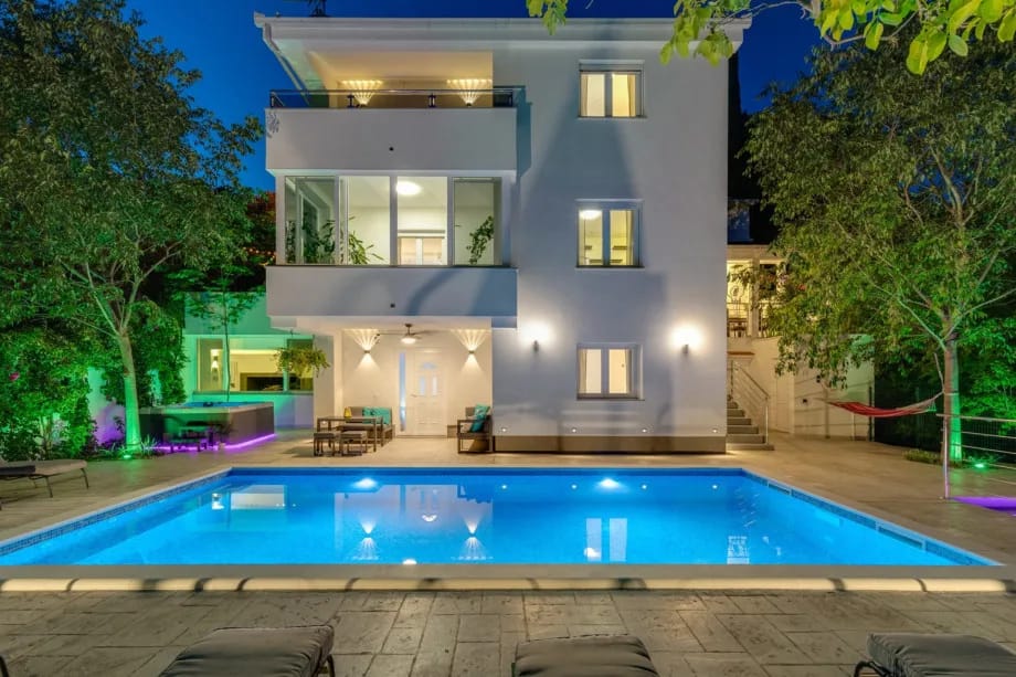 Villa con 4 dormitorios, 3 baños, cocina de verano, piscina privada y un estanque con peces