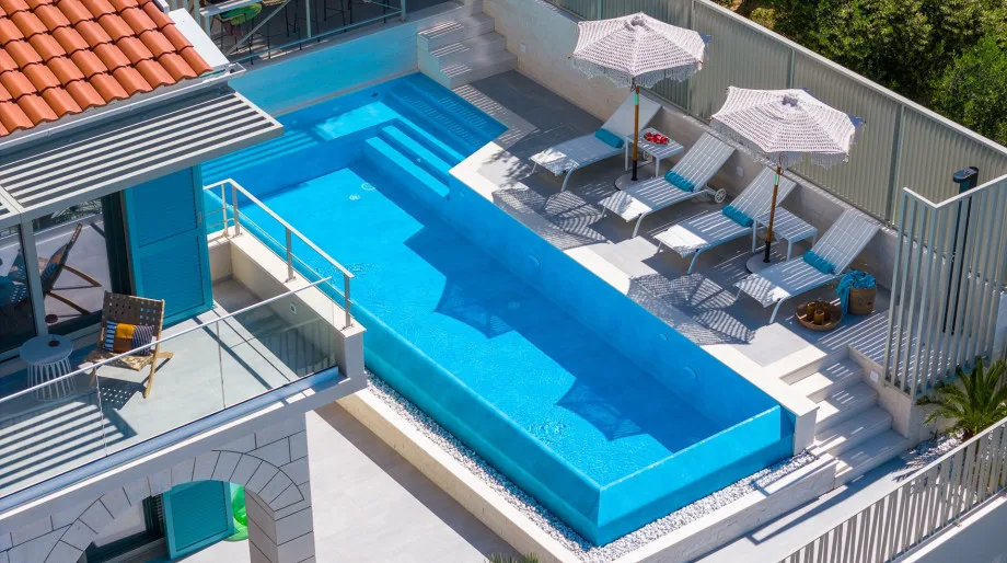 Private heated swimming pool with hydromassage