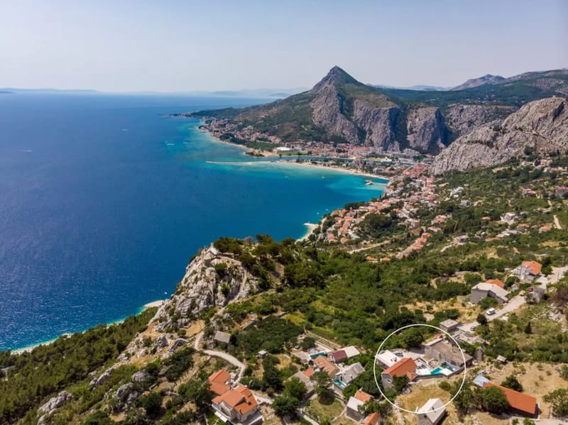 Piscina con hidromasaje y vistas al mar y a Omiš