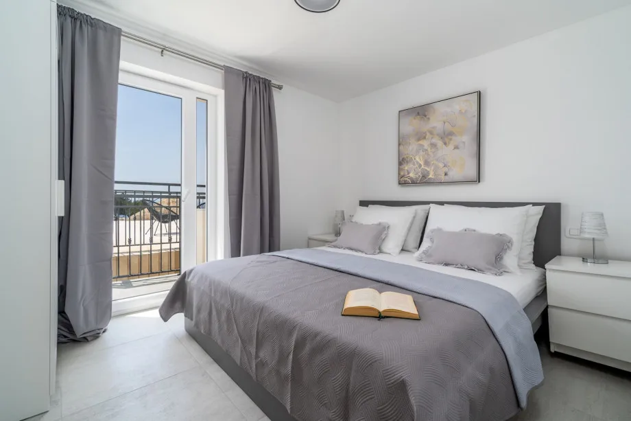 Dormitorio n.º 1 con cama king size, aire acondicionado y vistas al mar