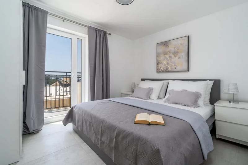 Dormitorio n.º 1 con cama king size, aire acondicionado y vistas al mar