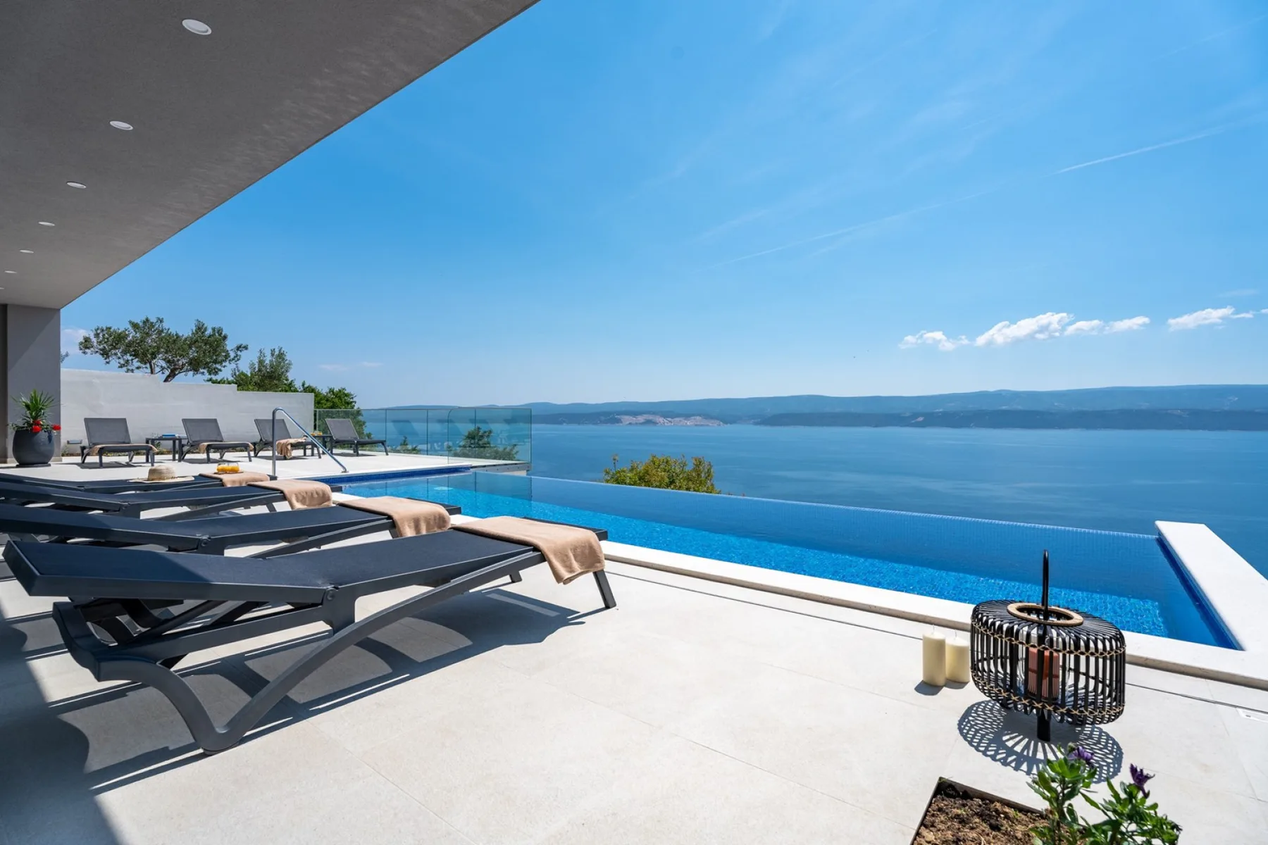Villa Admira Maria con piscina infinita climatizada con hidromasaje y vistas al mar