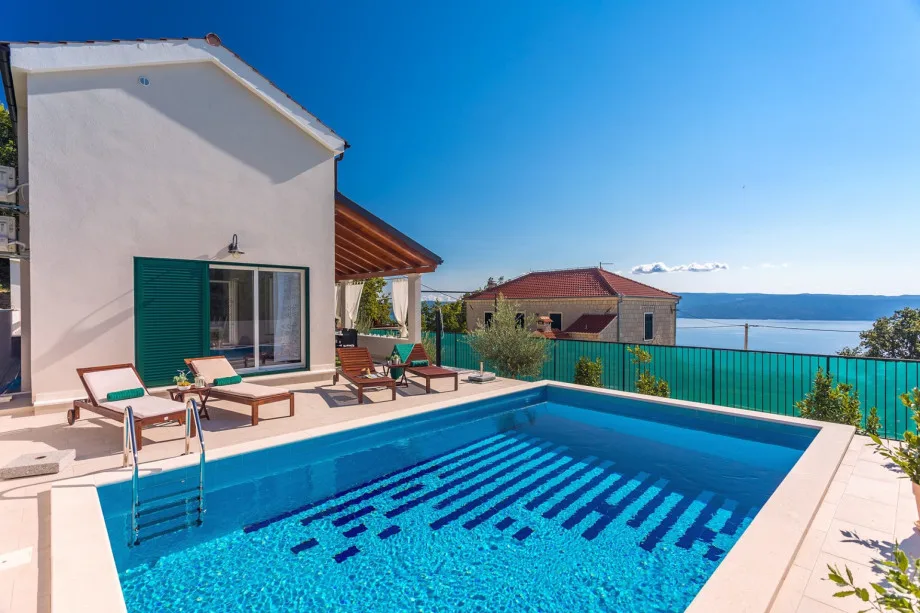 Piscina privada de 28 m² (7 m x 4 m), 4 tumbonas y 2 sombrillas