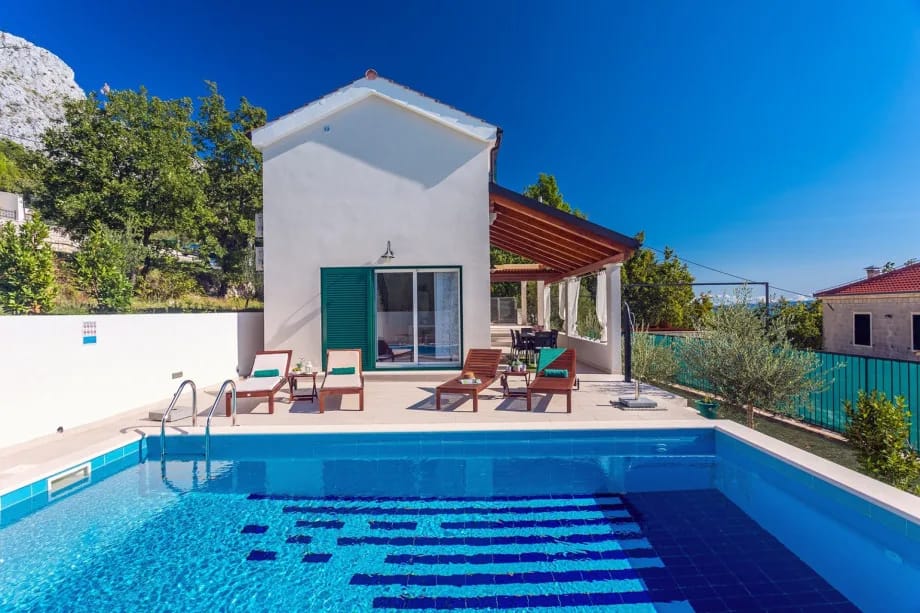Villa Lemaro con vistas al mar, una villa de 2 dormitorios con piscina privada de 28 m² en Krilo Jesenice