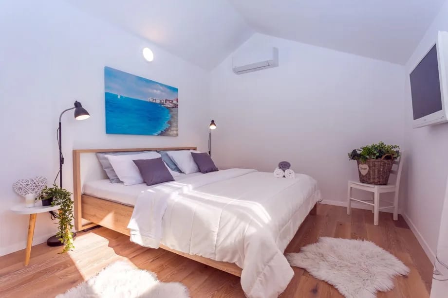 Dormitorio n.º 1 con cama king size de 180 cm x 200 cm, aire acondicionado y televisor