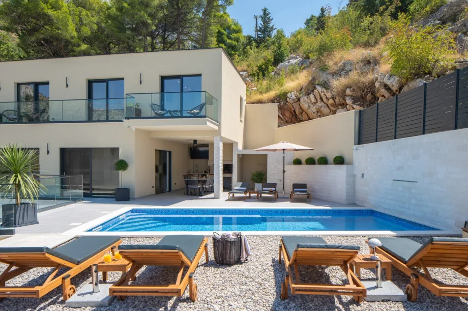 Amplia zona para tomar el sol con piscina privada y bañera de hidromasaje