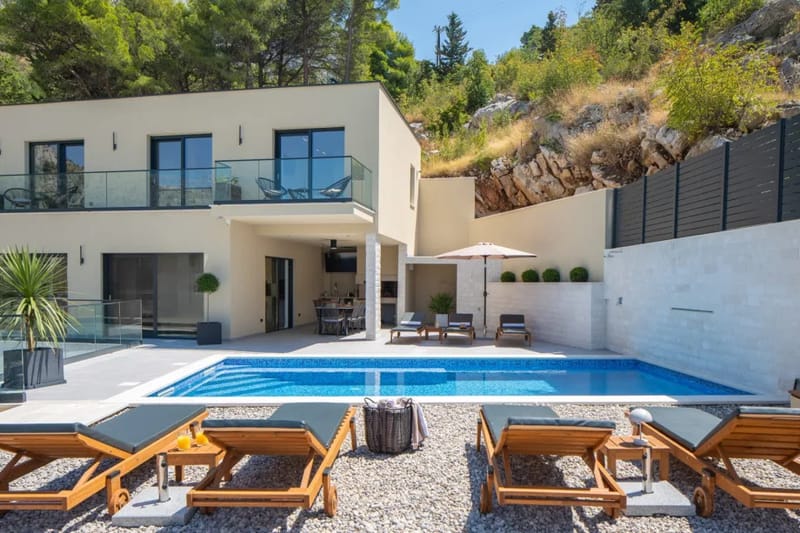 Amplia zona para tomar el sol con piscina privada y bañera de hidromasaje