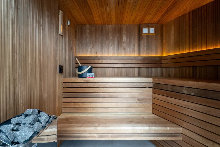 Una sauna finlandesa situada en la zona de la piscina