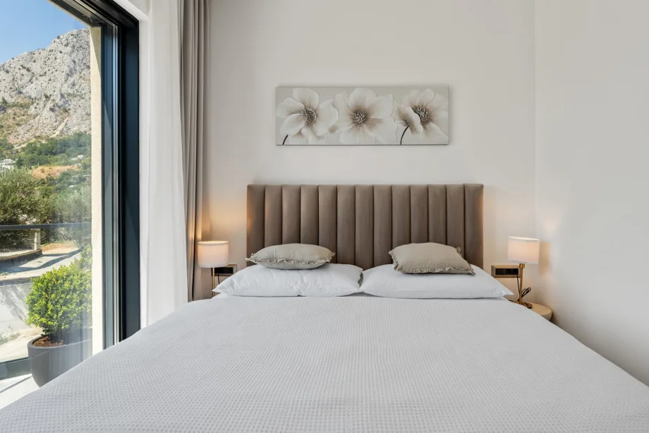 Dormitorio 1 con una cama queen y baño privado